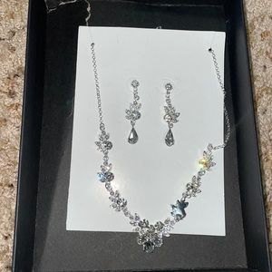 COSTUME JEWELRY NECKLACE & EARRINGS SET